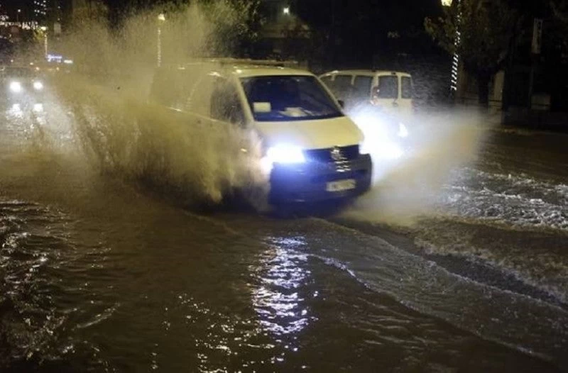 Διακοπή της κυκλοφορίας στη λεωφόρο Σταμάτας – Προσοχή στους δρόμους – Ισχυρές βροχοπτώσεις